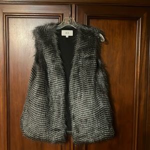 Jack faux fur vest size Large‼️